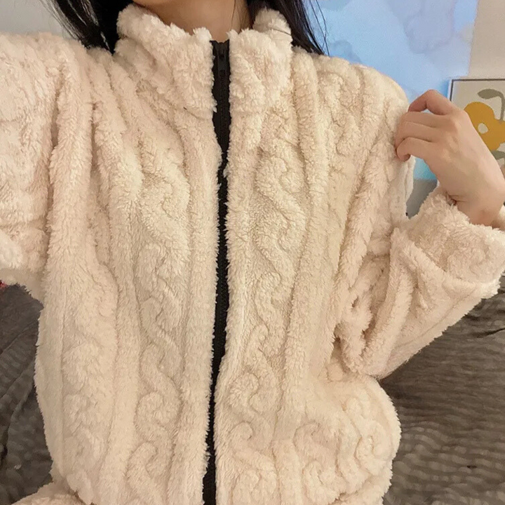 Varm damonesie/mysdress för kalla vinterdagar. Mjukt vinterplagg för ultimat komfort och avkoppling hemma.