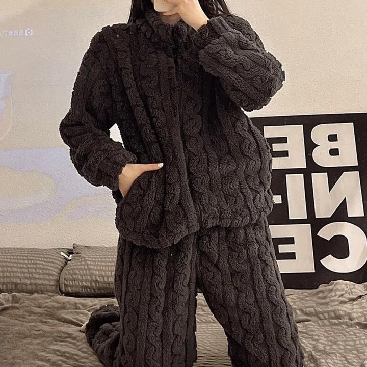 Stilren och bekväm damjumpsuit i onesie-modell, perfekt för avkoppling. Mjukt material, idealisk för hemmabruk.