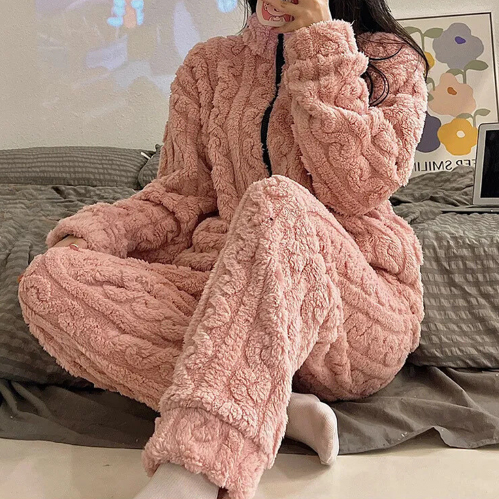 Lyxig vinteronesie för kvinnor, supermjuk och varm. En bekväm mysdress som passar perfekt som hemmakläder.