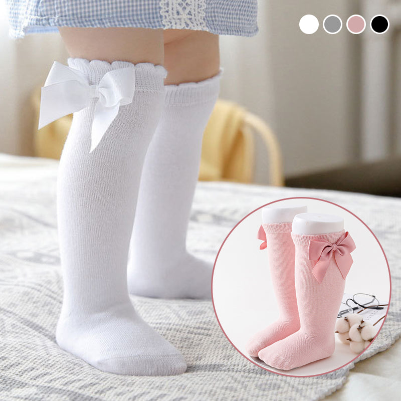 "Mjuka knähöga småbarnsstrumpor med söt rosett, idealiska för flickor. Perfekta för kyliga dagar och stilfulla outfits."