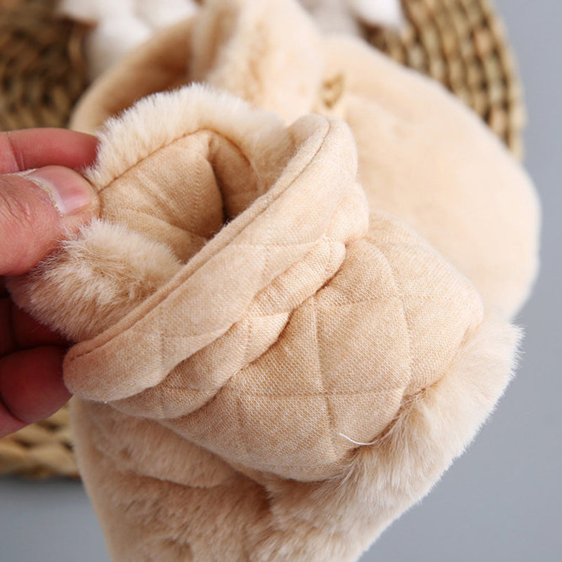 "Mjuka unisex bebis mjuksulor i beige, brun och rosa med elastisk design och halkfri sula, perfekt för små äventyrare."