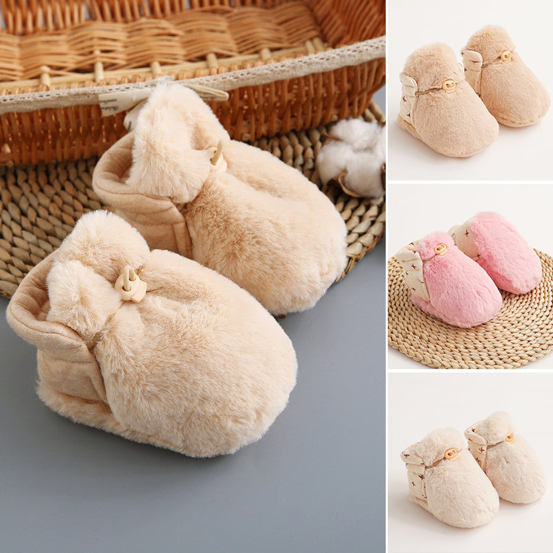 "Mjuka unisex bebis mjuksulor i beige, brun och rosa med elastisk design och halkfri sula, perfekt för små äventyrare."