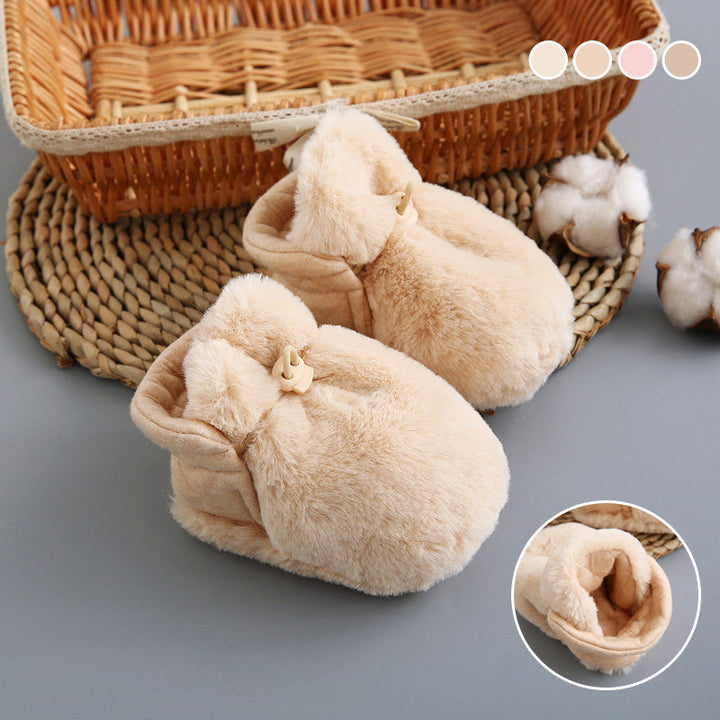 "Mjuka unisex bebis mjuksulor i beige, brun och rosa med elastisk design och halkfri sula, perfekt för små äventyrare."