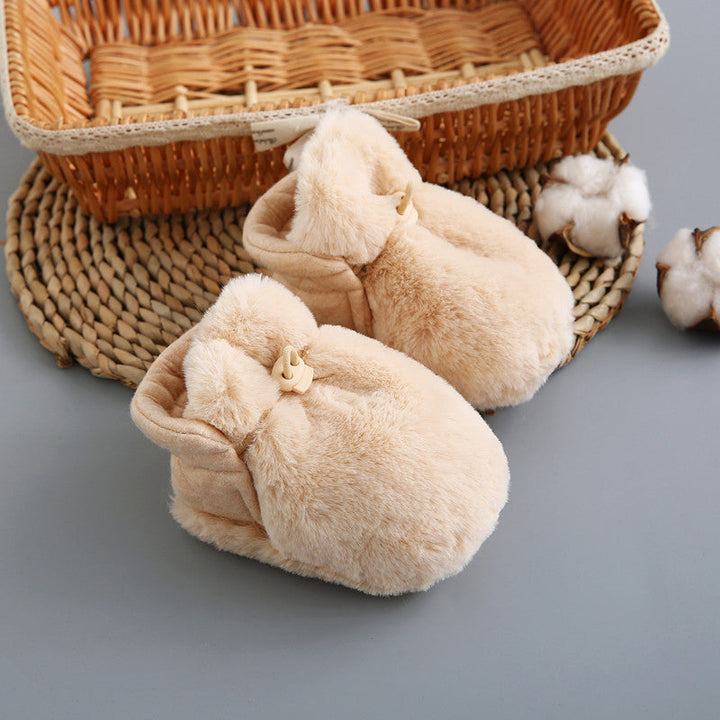 "Mjuka unisex bebis mjuksulor i beige, brun och rosa med elastisk design och halkfri sula, perfekt för små äventyrare."