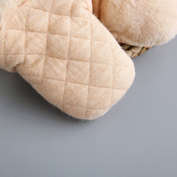 "Mjuka unisex bebis mjuksulor i beige, brun och rosa med elastisk design och halkfri sula, perfekt för små äventyrare."