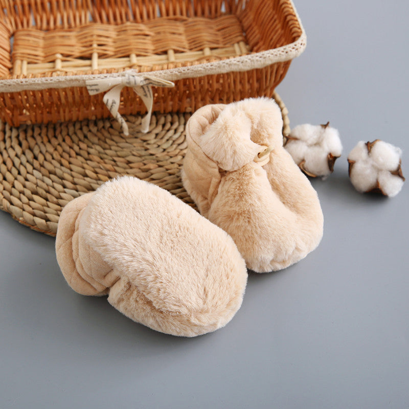 "Mjuka unisex bebis mjuksulor i beige, brun och rosa med elastisk design och halkfri sula, perfekt för små äventyrare."