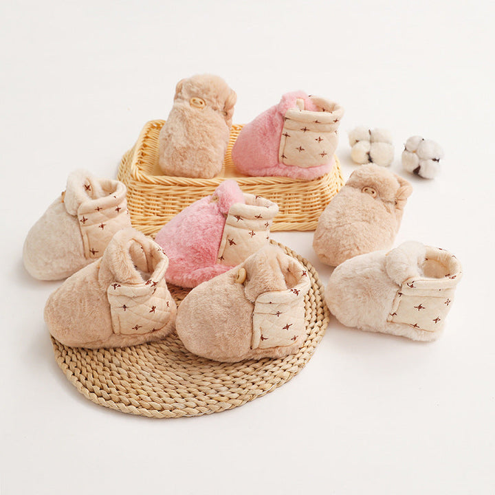 "Mjuka unisex bebis mjuksulor i beige, brun och rosa med elastisk design och halkfri sula, perfekt för små äventyrare."
