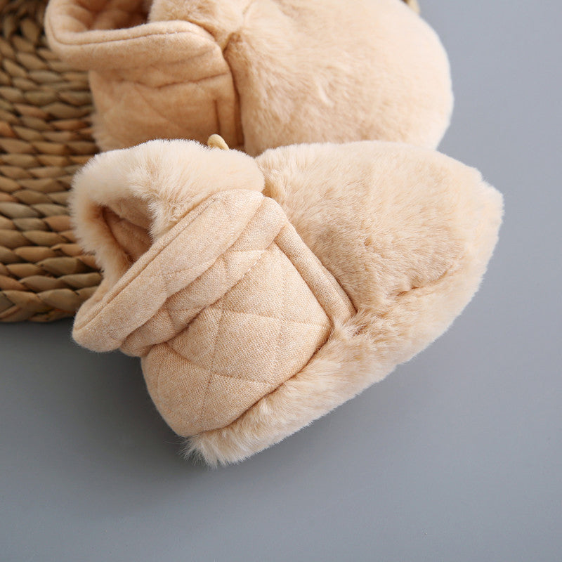 "Mjuka unisex bebis mjuksulor i beige, brun och rosa med elastisk design och halkfri sula, perfekt för små äventyrare."