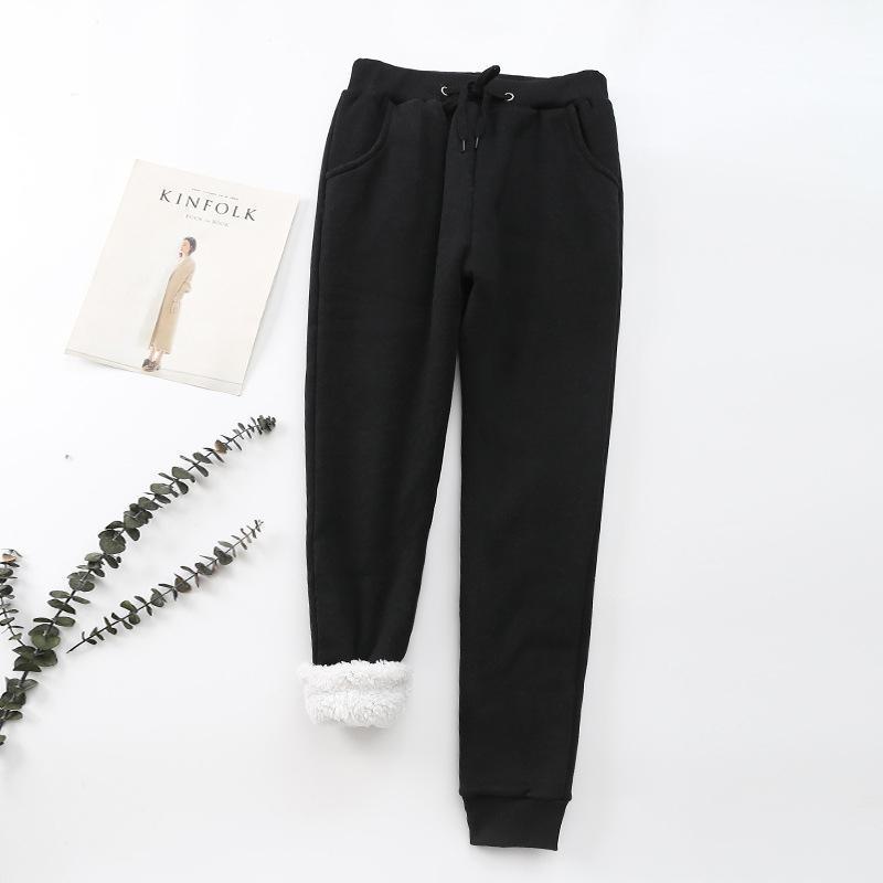 "Mjuka, värmande kashmirträningbyxor för dam i stilren fleece, perfekt för kalla dagar, i elegant, lätt design."