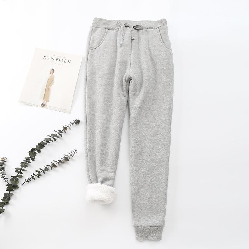 "Mjuka, värmande kashmirträningbyxor för dam i stilren fleece, perfekt för kalla dagar, i elegant, lätt design."