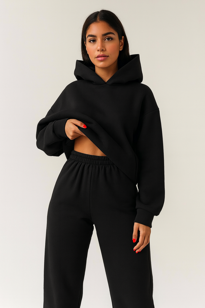 Loungewear för dam: Mjukt set med huvtröja och joggingbyxor för avkoppling.