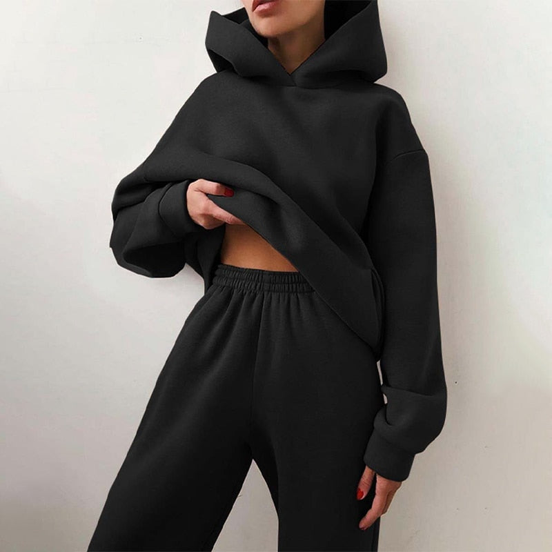 Avslappnat loungewear med huvtröja och joggingbyxor, idealiskt för hemmet.