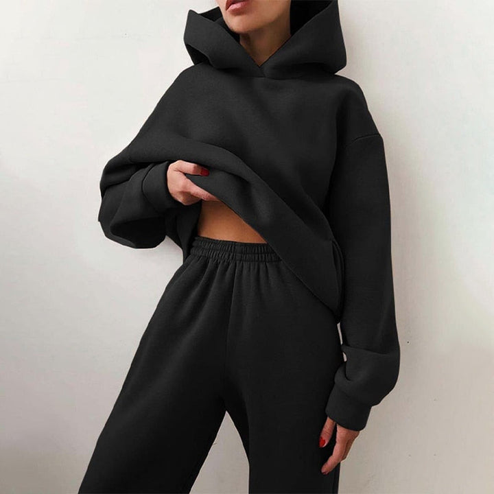 Avslappnat loungewear med huvtröja och joggingbyxor, idealiskt för hemmet.