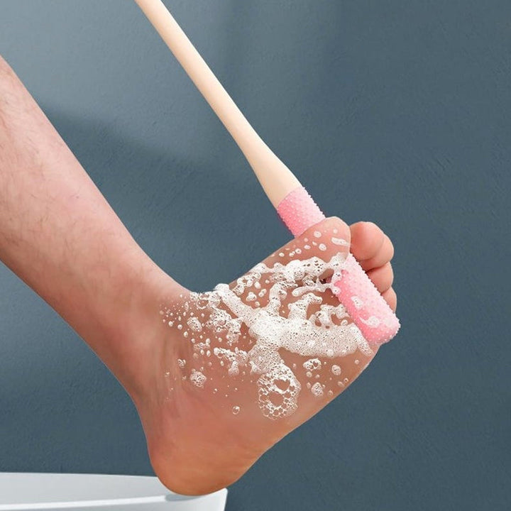 "Mjukt grå ergonomisk rengöringsborste för tåspalten med skonsamma borst, perfekt för effektiv fotvård."
