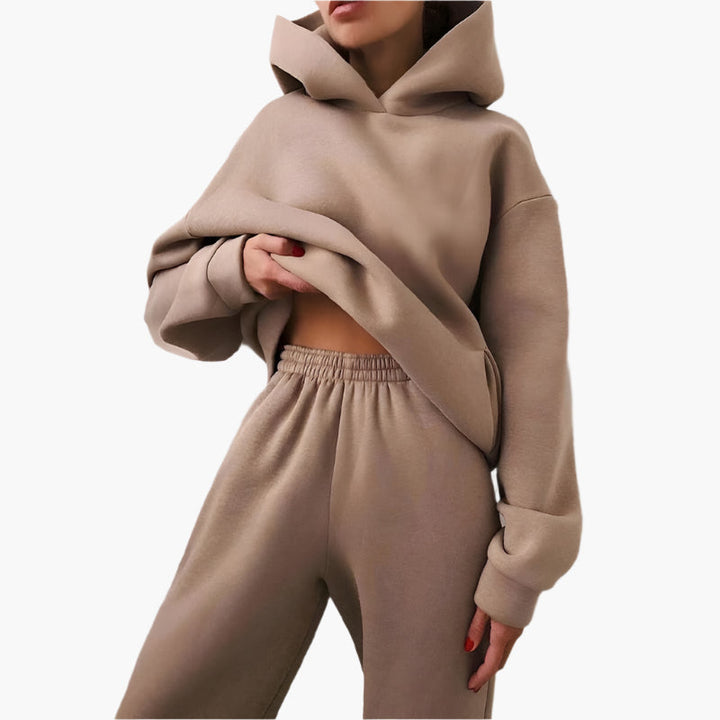 Mjukt oversize lounge set för dam i beige, perfekt för mysiga stunder. Inkluderar hoodie och joggingbyxor.