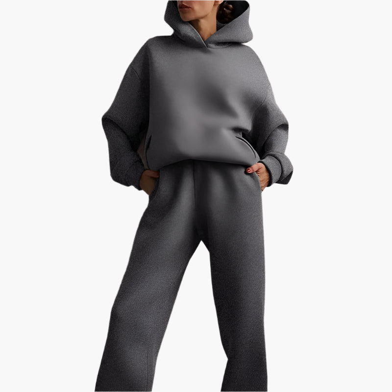 Mysigt svart damset i mjukt tyg, med oversize hoodie och joggingbyxor, perfekt för höst- och vintermys.