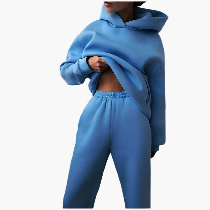 Närbild på mjukt tyg i ett rosa oversize lounge set för dam, med bekväm hoodie och matchande joggingbyxor.