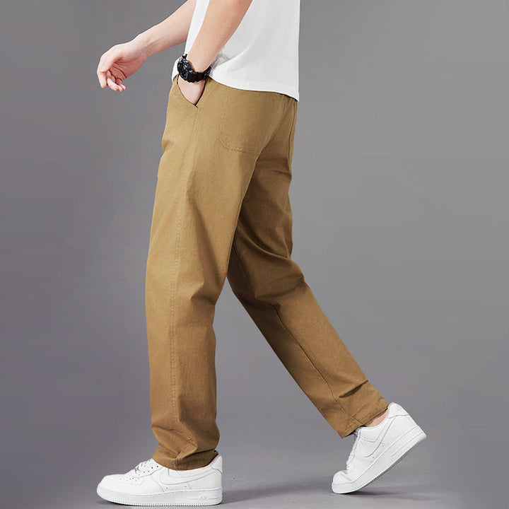 Man går i komfortabla raka casual byxor, perfekt passform för rörelse och daglig användning i herrmode.