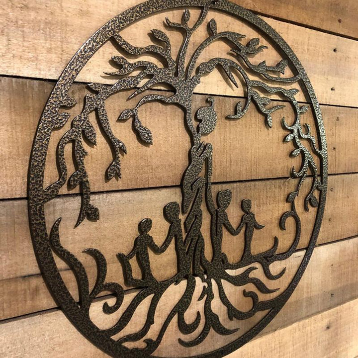 "Moder Livsträd i metall med familjemotiv, väggdekoration som symboliserar moderlig kärlek, 35x35 cm för inomhusbruk."