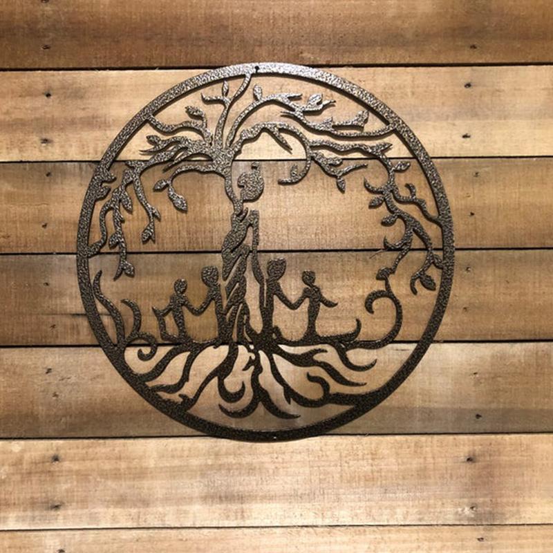"Moder Livsträd i metall med familjemotiv, väggdekoration som symboliserar moderlig kärlek, 35x35 cm för inomhusbruk."