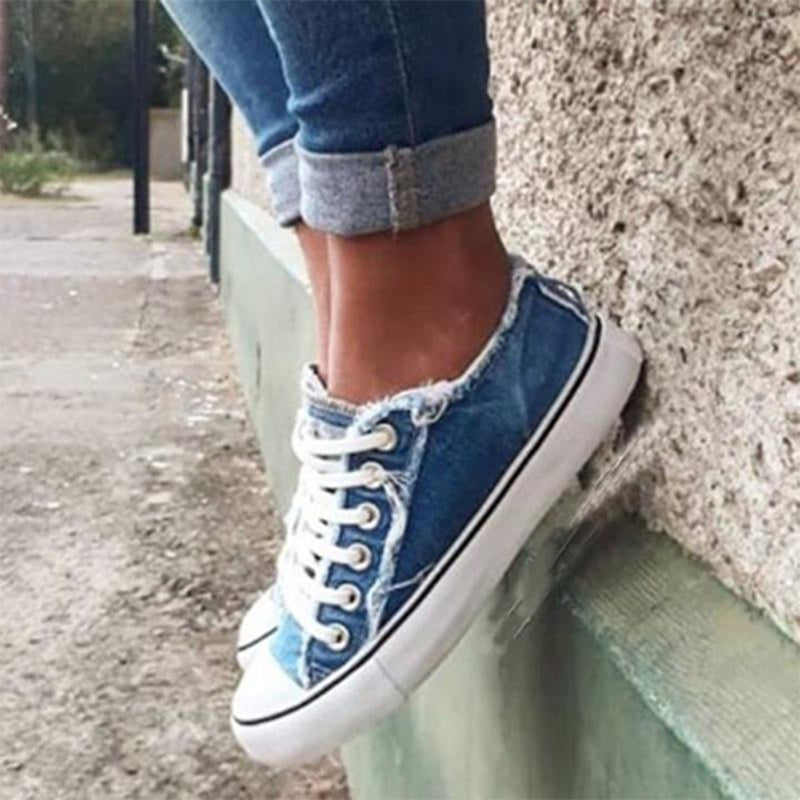 "Moderiktiga herr canvas sneakers med rund tå och stiliga tofsar. Perfekta för sommar och smart-casual stil."