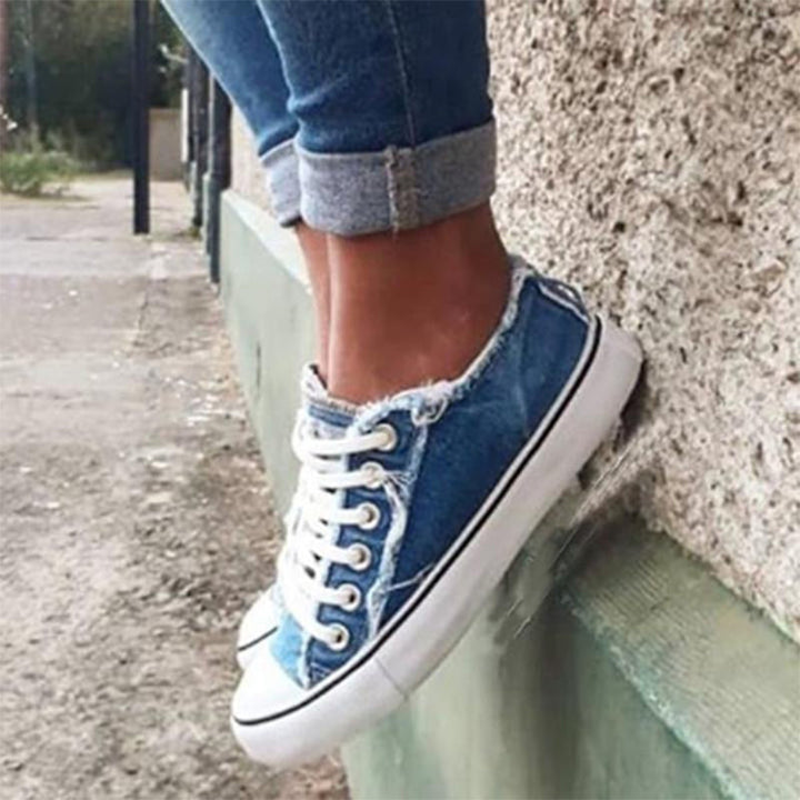 "Moderiktiga herr canvas sneakers med rund tå och stiliga tofsar. Perfekta för sommar och smart-casual stil."