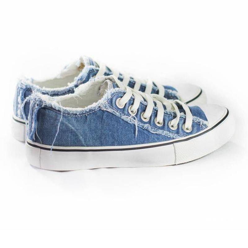 "Moderiktiga herr canvas sneakers med rund tå och stiliga tofsar. Perfekta för sommar och smart-casual stil."