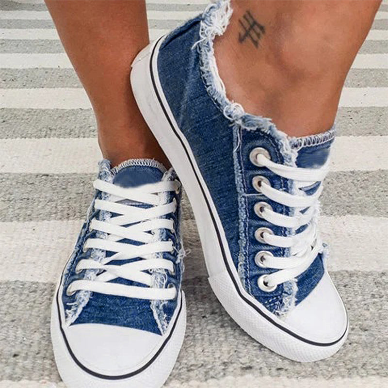 "Moderiktiga herr canvas sneakers med rund tå och stiliga tofsar. Perfekta för sommar och smart-casual stil."