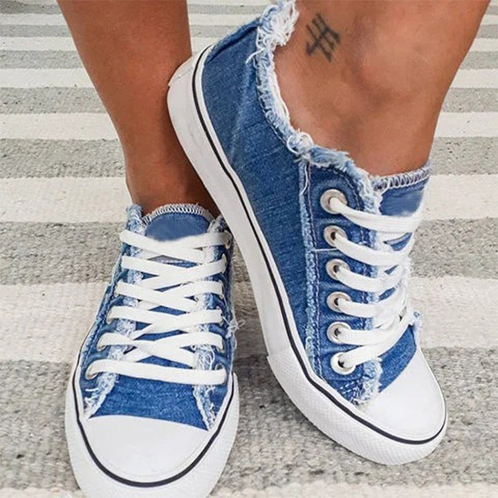 "Moderiktiga herr canvas sneakers med rund tå och stiliga tofsar. Perfekta för sommar och smart-casual stil."