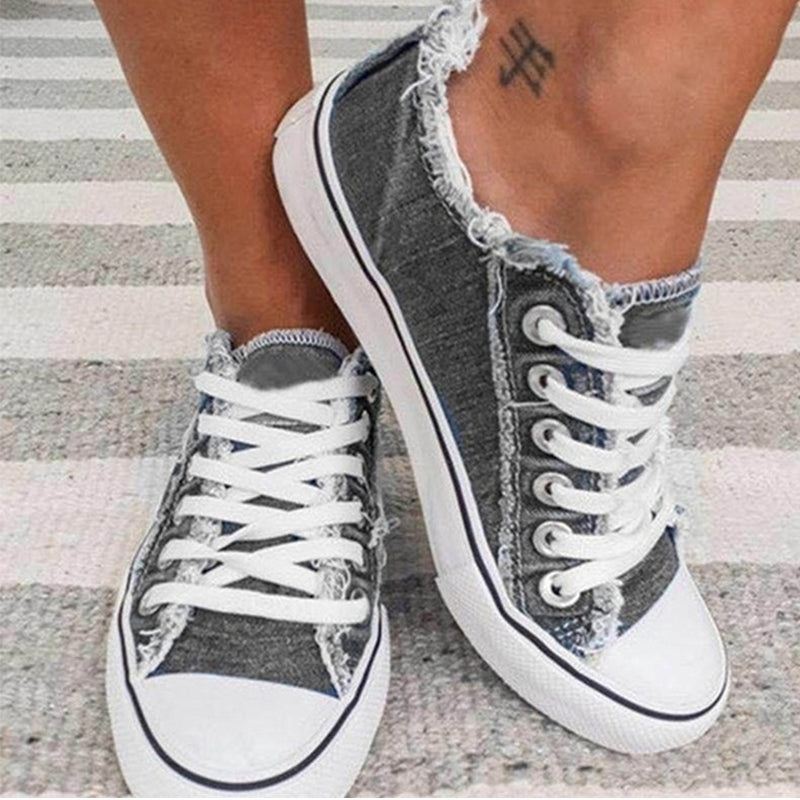 "Moderiktiga herr canvas sneakers med rund tå och stiliga tofsar. Perfekta för sommar och smart-casual stil."