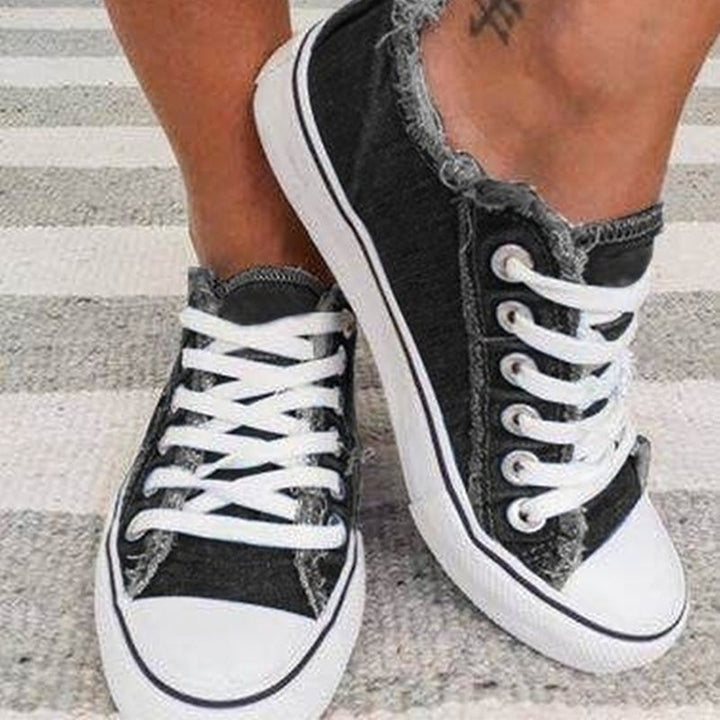 "Moderiktiga herr canvas sneakers med rund tå och stiliga tofsar. Perfekta för sommar och smart-casual stil."