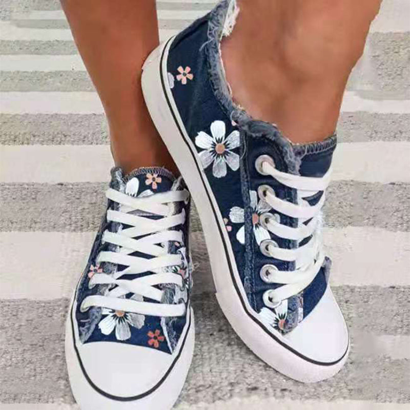 "Moderiktiga herr canvas sneakers med rund tå och stiliga tofsar. Perfekta för sommar och smart-casual stil."