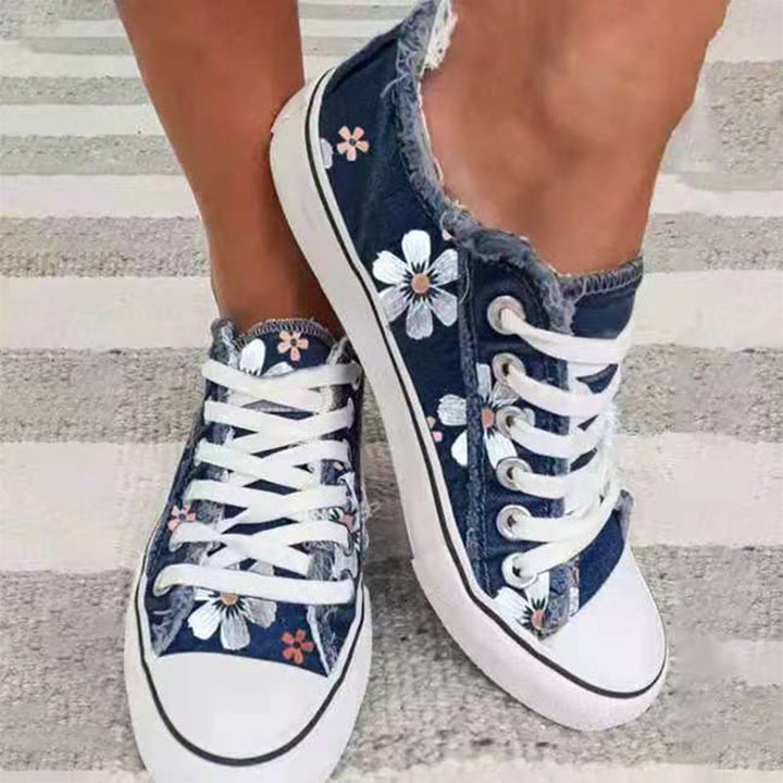 "Moderiktiga herr canvas sneakers med rund tå och stiliga tofsar. Perfekta för sommar och smart-casual stil."