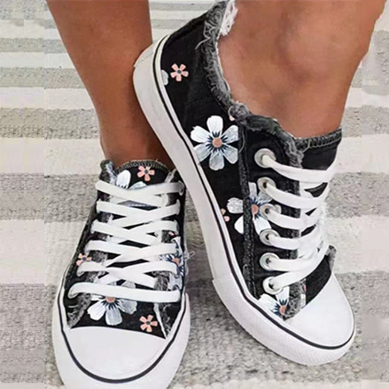 "Moderiktiga herr canvas sneakers med rund tå och stiliga tofsar. Perfekta för sommar och smart-casual stil."