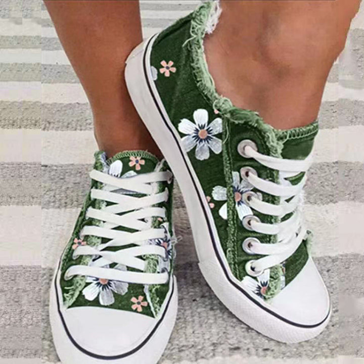 "Moderiktiga herr canvas sneakers med rund tå och stiliga tofsar. Perfekta för sommar och smart-casual stil."
