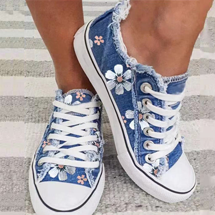 "Moderiktiga herr canvas sneakers med rund tå och stiliga tofsar. Perfekta för sommar och smart-casual stil."