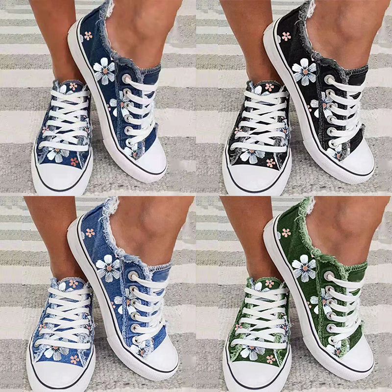 "Moderiktiga herr canvas sneakers med rund tå och stiliga tofsar. Perfekta för sommar och smart-casual stil."