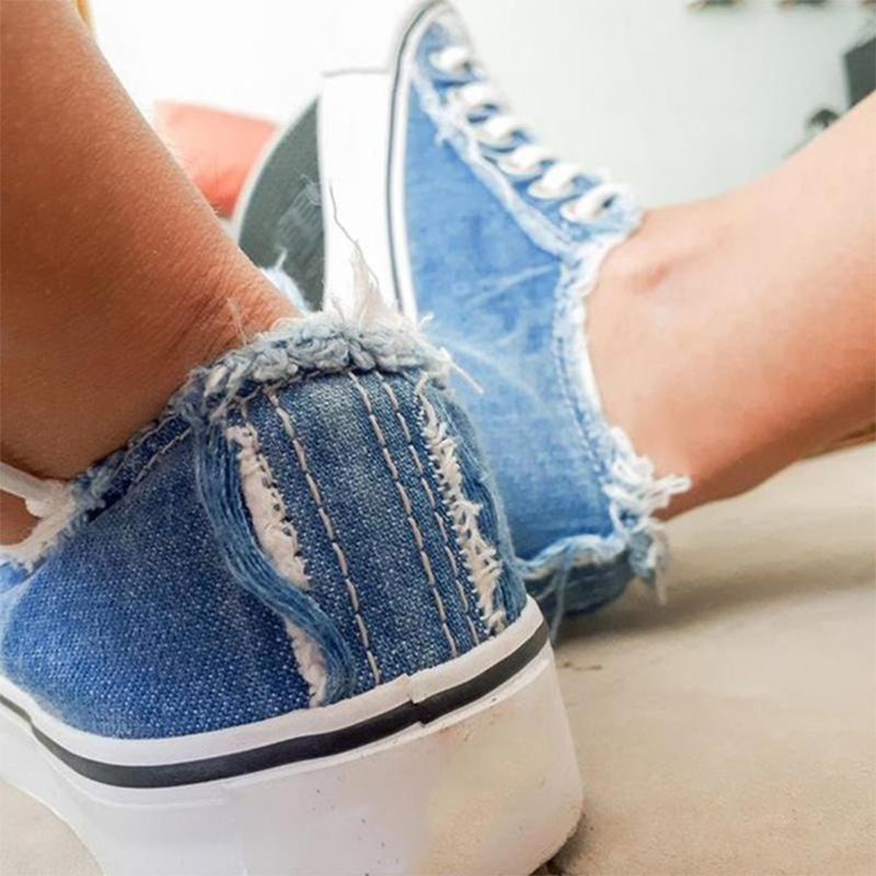 "Moderiktiga herr canvas sneakers med rund tå och stiliga tofsar. Perfekta för sommar och smart-casual stil."