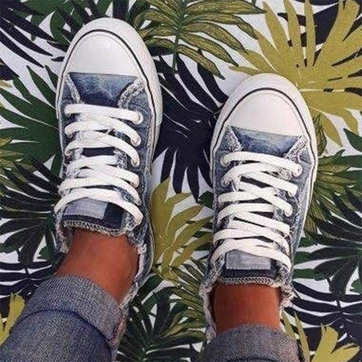 "Moderiktiga herr canvas sneakers med rund tå och stiliga tofsar. Perfekta för sommar och smart-casual stil."
