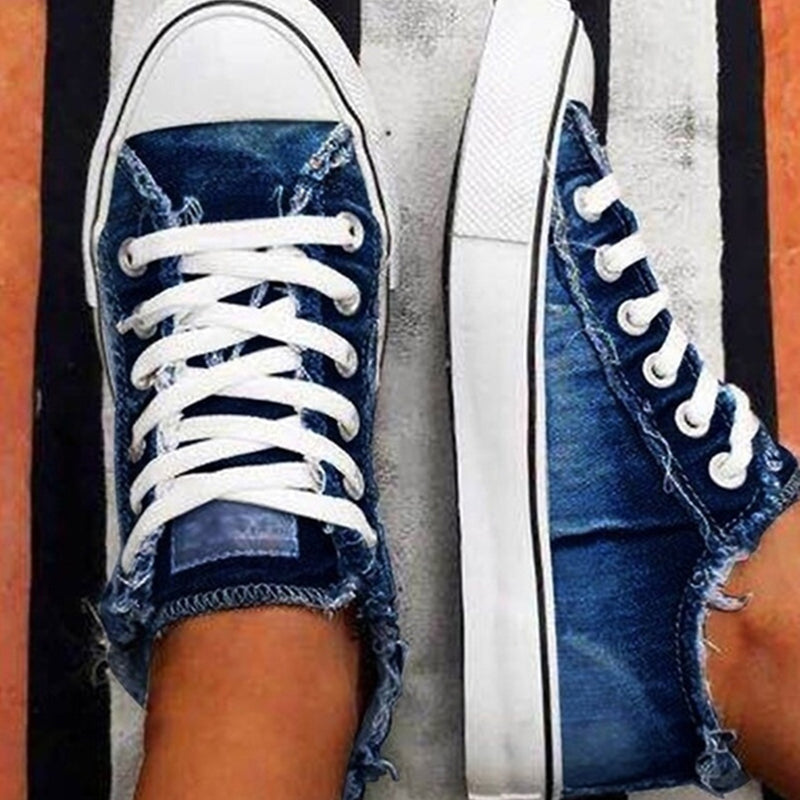 "Moderiktiga herr canvas sneakers med rund tå och stiliga tofsar. Perfekta för sommar och smart-casual stil."