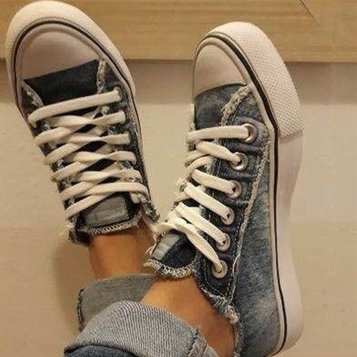 "Moderiktiga herr canvas sneakers med rund tå och stiliga tofsar. Perfekta för sommar och smart-casual stil."