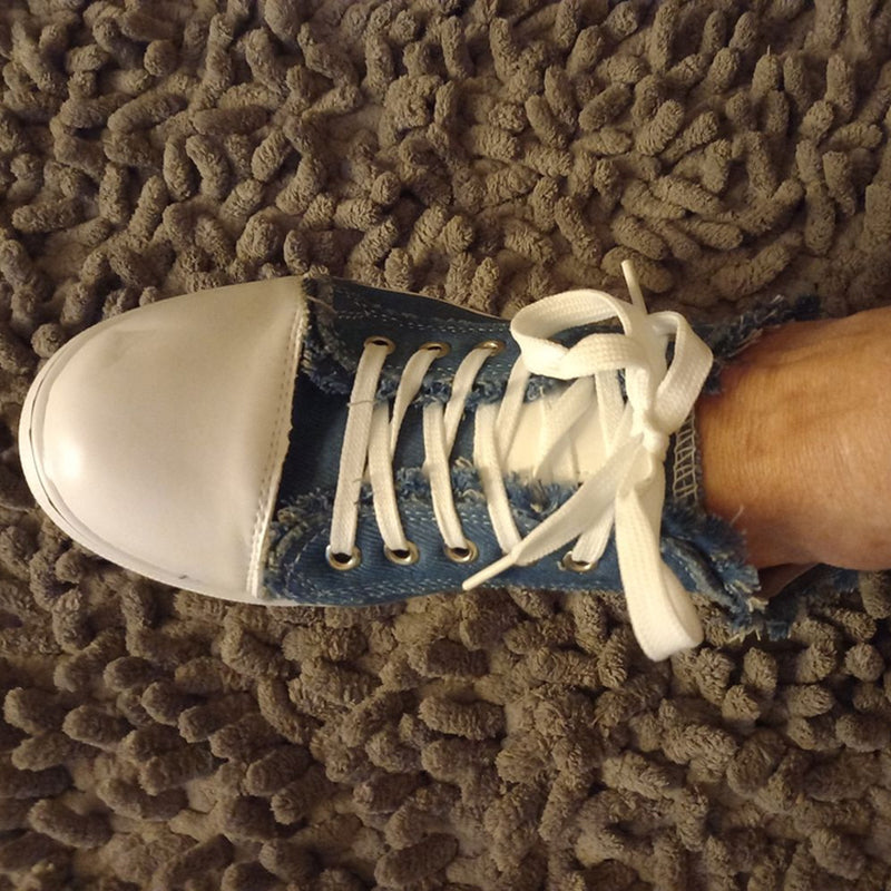 "Moderiktiga herr canvas sneakers med rund tå och stiliga tofsar. Perfekta för sommar och smart-casual stil."