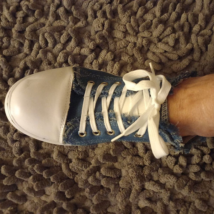 "Moderiktiga herr canvas sneakers med rund tå och stiliga tofsar. Perfekta för sommar och smart-casual stil."