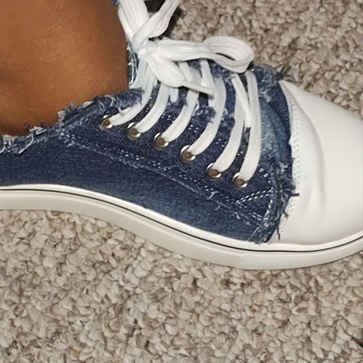 "Moderiktiga herr canvas sneakers med rund tå och stiliga tofsar. Perfekta för sommar och smart-casual stil."