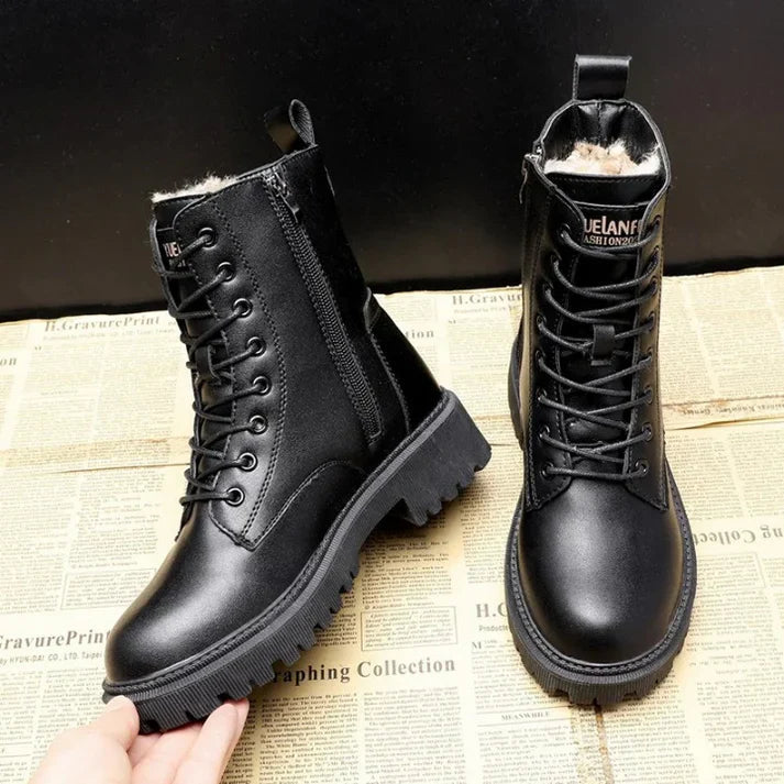 Bekväm & stilren svart damvinterstövel med sneakersula, fodrad för extra värme på kalla dagar.