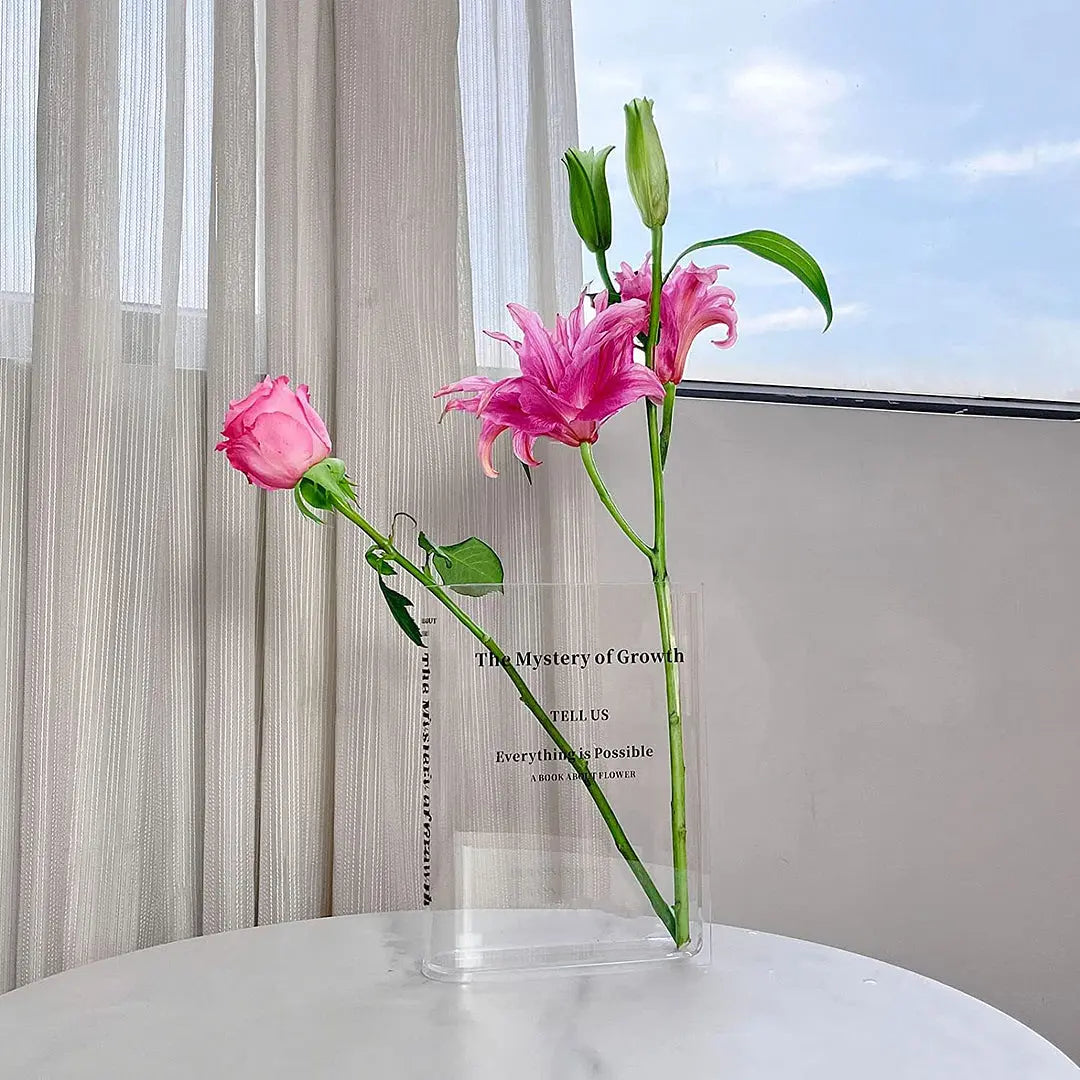 Modern bokformad blomvas i akryl. Perfekt dekor för vardagsrum och kontor.