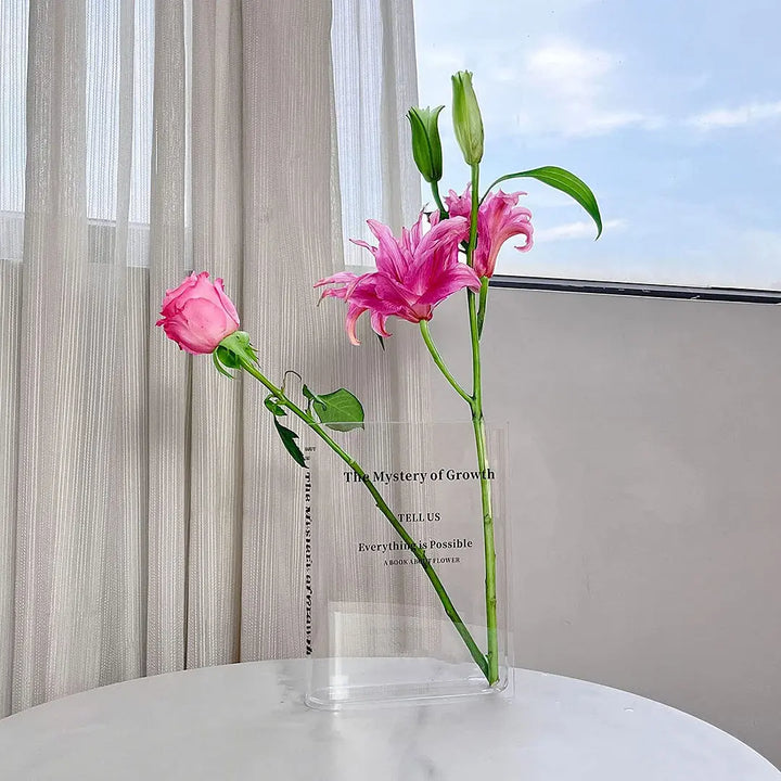 Modern bokformad blomvas i akryl. Perfekt dekor för vardagsrum och kontor.