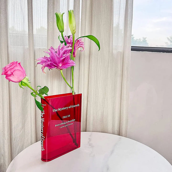 Akrylvas i bokform. En snygg blomvas och inredningsdetalj i modern design.