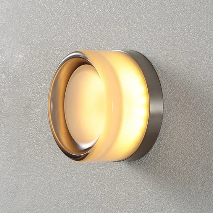 Vit cirkulär designvägglampa för modern inredning. Elegant LED-belysning i sovrummet.