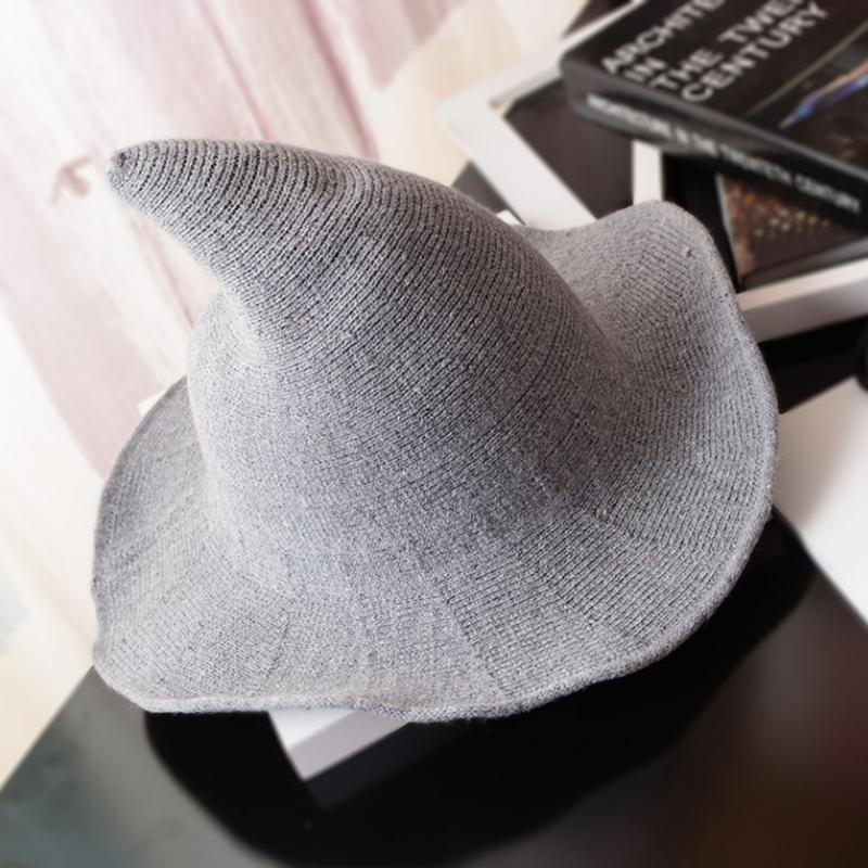 "Modern dam häxhatt i ullblandning, stilren design, finns i sex färger, elegant accessoar för fest och vardag."